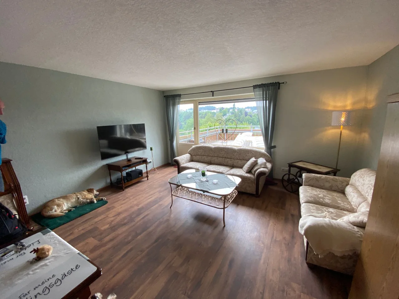 Wohnzimmer der FeWo Capreolus mit Essbereich und Ausblick