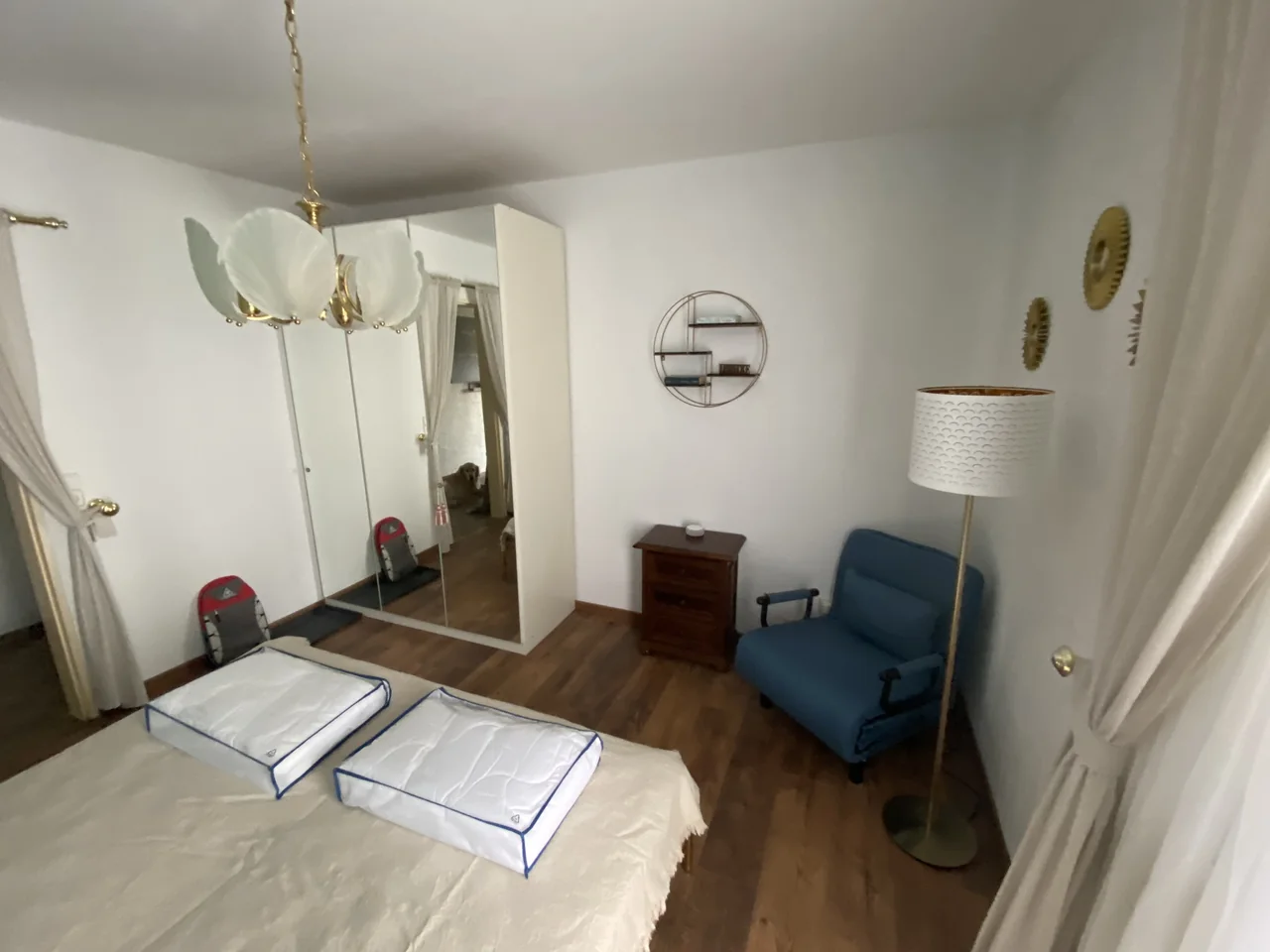 Schlafzimmer mit Doppelbett und Leseecke in der FeWo Capreolus