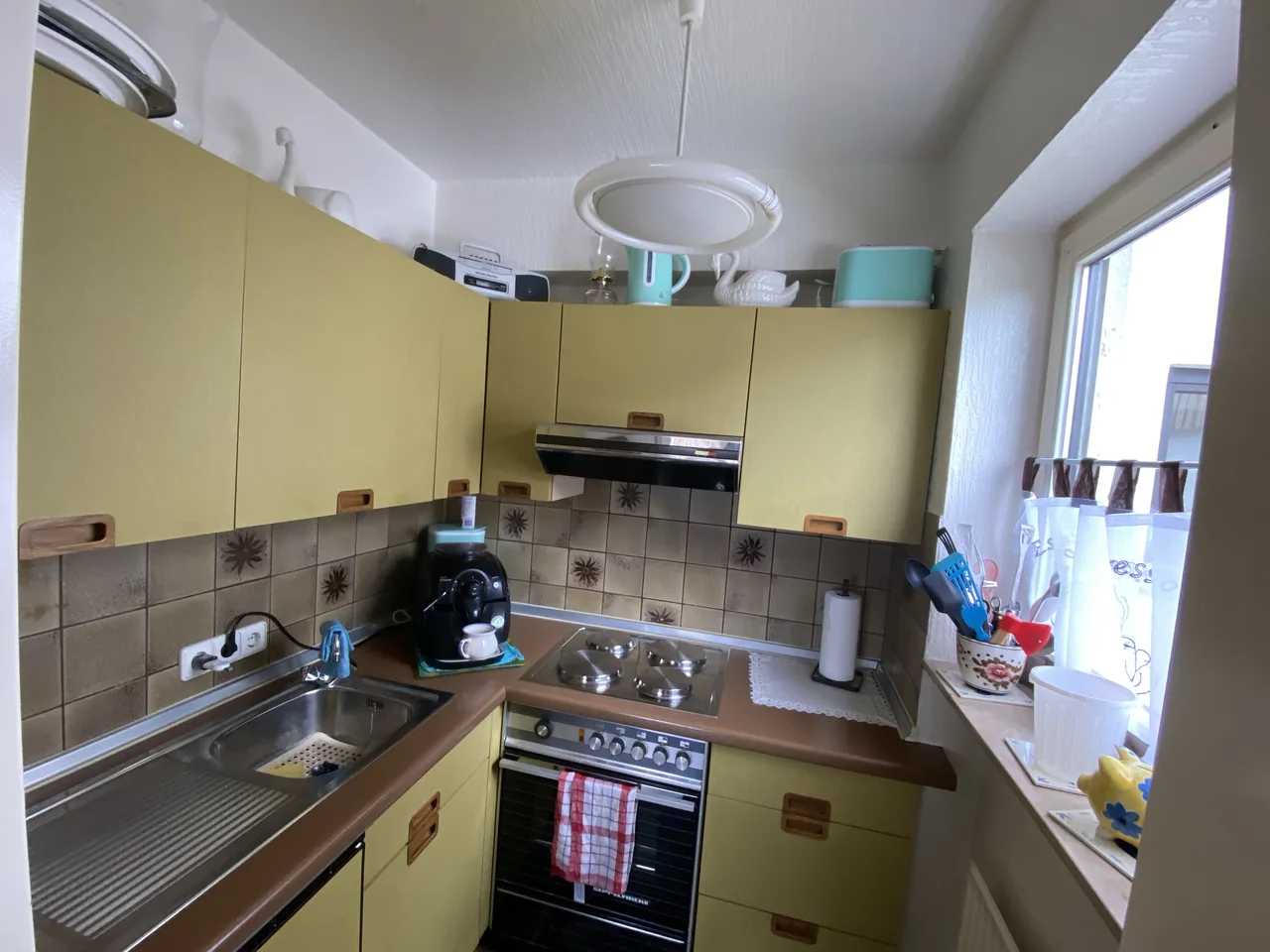 Küche mit Herd, Backofen und Kaffeemaschine in der FeWo Capreolus