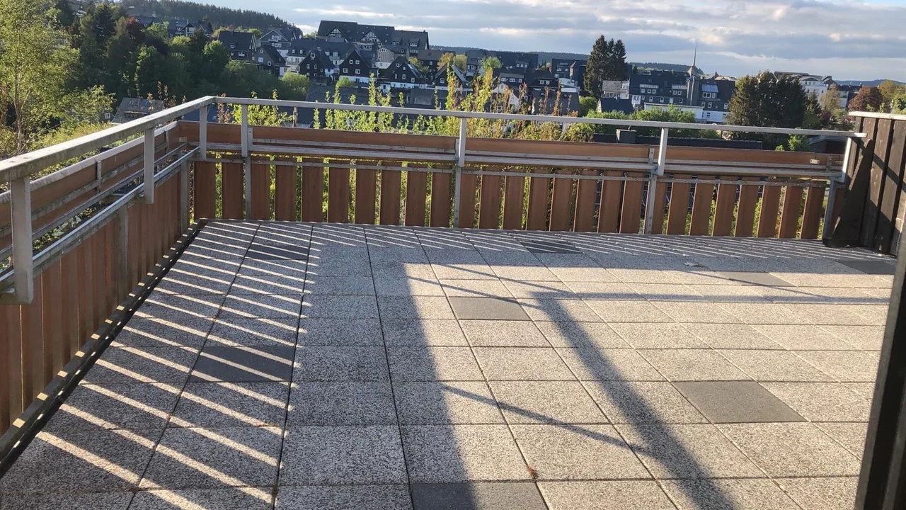 Terrasse der Ferienwohnung mit Blick ueber Winterberg